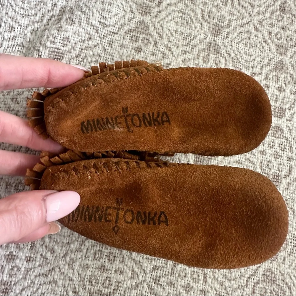 Minnetonka Riley Baby Booties In Brown